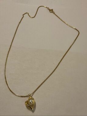 Faux pearl heart pendant necklace